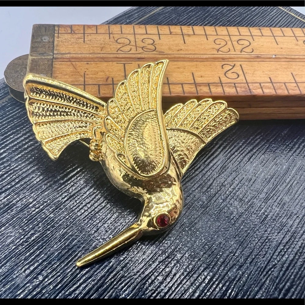 Vintage gold tone hummingbird brooch pin rhinestone eye